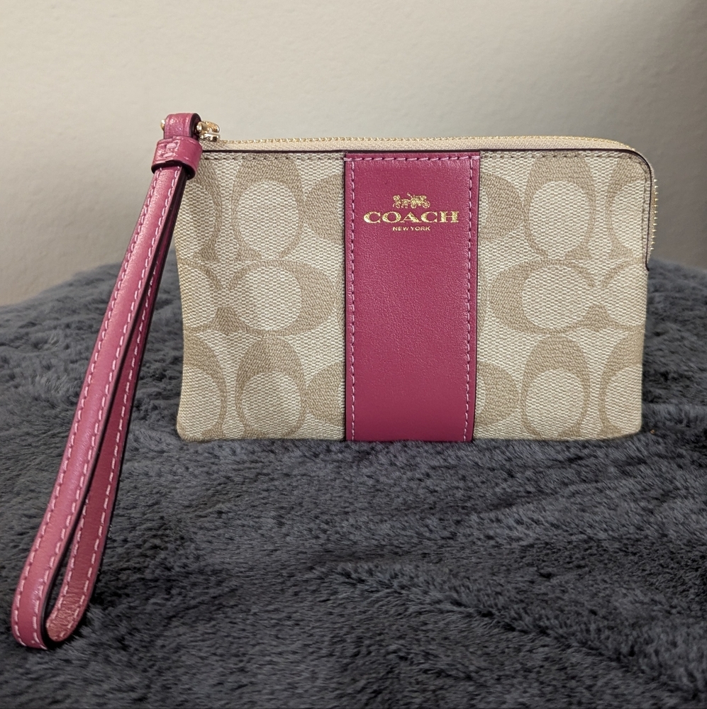 Lavender purple zip wallet. Good as new! 🩷